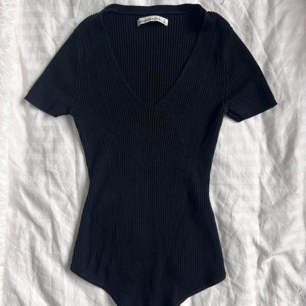 ABERCROMBIE & FITCH BLACK RIBBED V-NECK BODYSUIT – Small